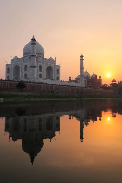 iconic couple getaway Agra